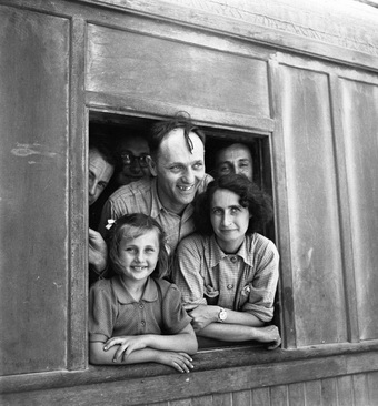 חלק מילדי טהרן מגיעים לארץ ישראל - שוורץ טרודי