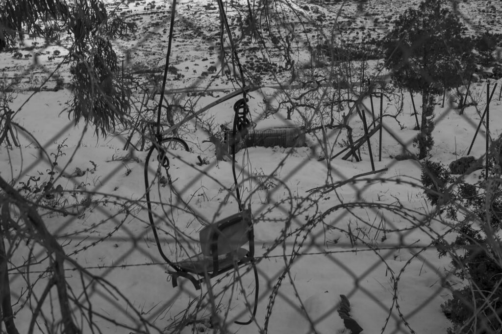 נדנדה ומקרר בשלג, התנחלות תפוח, שומרון - חן יובל