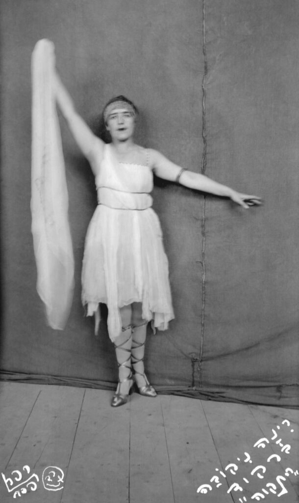 רינה ניקובה במופע בלט סולו, בית העם - קורבמן שמעון