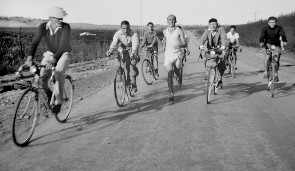 ולטר פרנקל, זוכה המרתון הראשון, רץ בסביבות נס ציונה - קורבמן שמעון