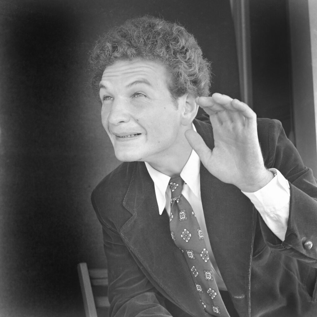 שייקה אופיר, פנטומימאי, שחקן ואמן, במופע של להקת הצ'יזבטרון - גולדמן פאול