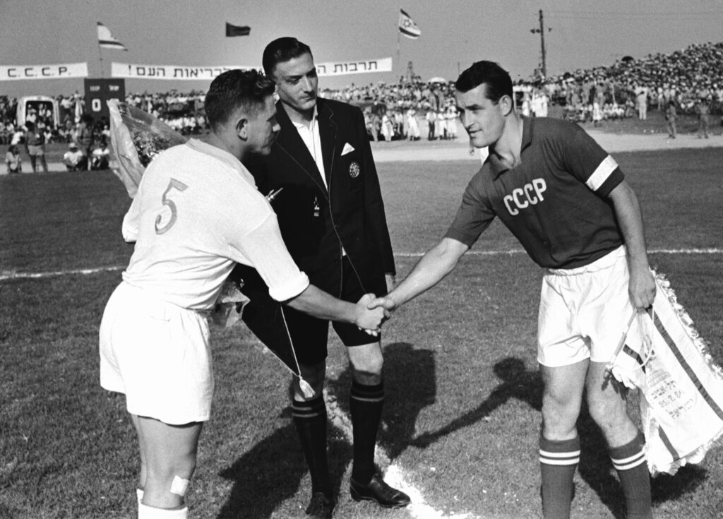 קפטן נבחרת ישראל בכדורגל, יצחק שניאור, וקפטן נבחרת ברית-המועצות לוחצים ידיים לפני תחילת המשחק - גולדמן פאול