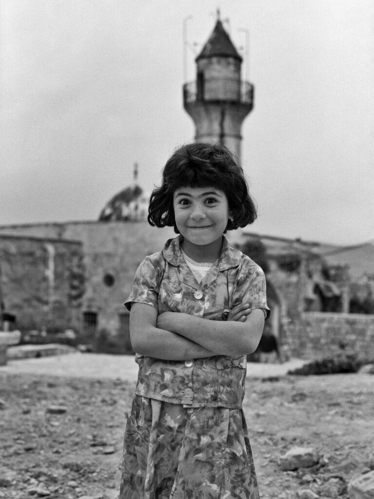 ילדה בחזיתו של מסגד - גרוס משה