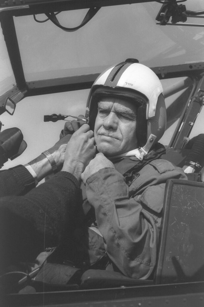 ביקור ראש הממשלה יצחק שמיר בבסיס חיל אויר. בצילום, רה"מ שמיר בתא הטייס של מסוק קוברה - הרניק נתי