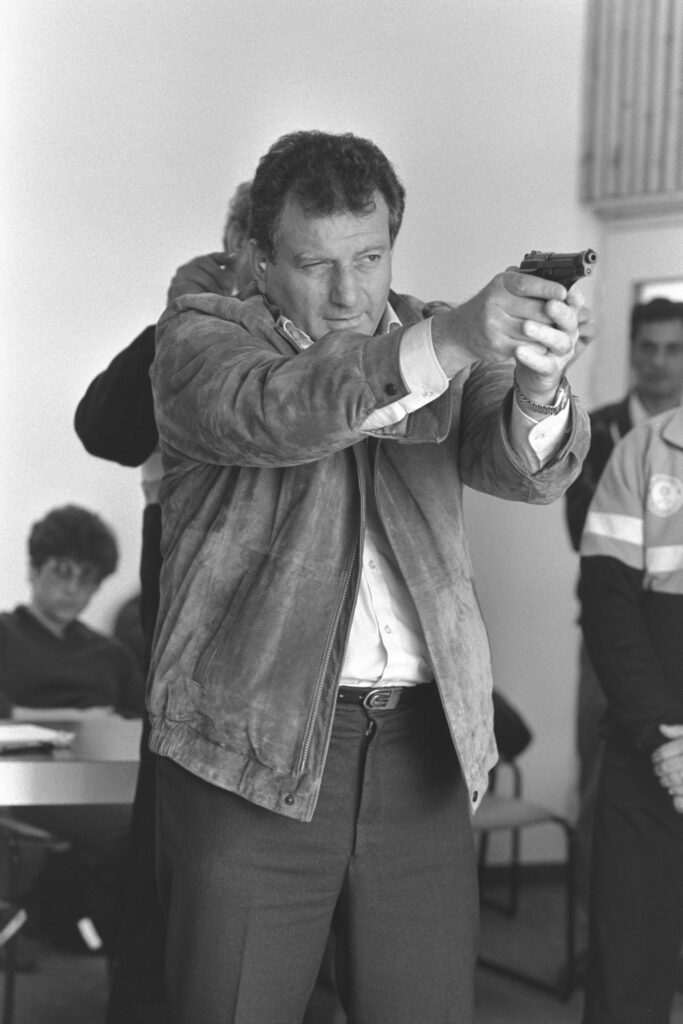 אלי לנדאו, ראש עיריית הרצליה, יורה באקדח, במטווח ירי - הרניק נתי