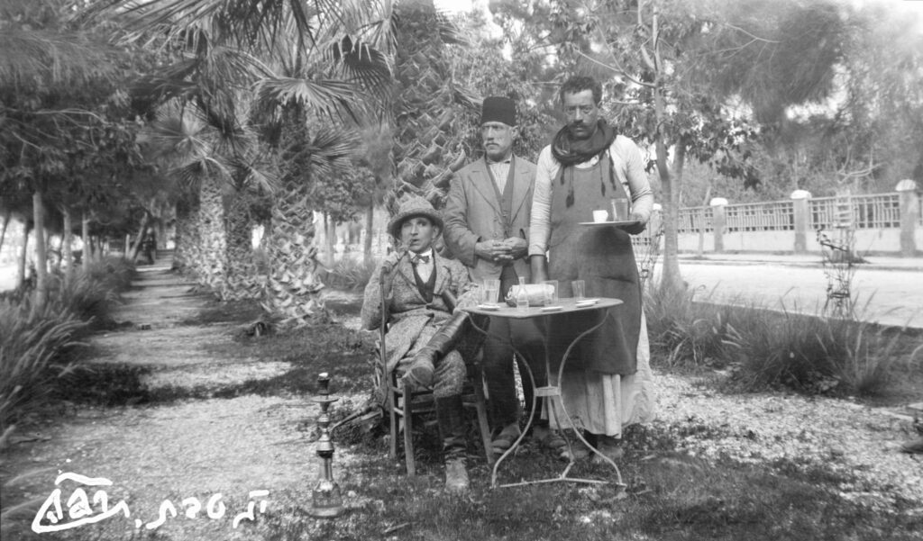 קורבמן מעשן נרגילה ולוגם קפה שחור בשדרה ביפו - קורבמן שמעון