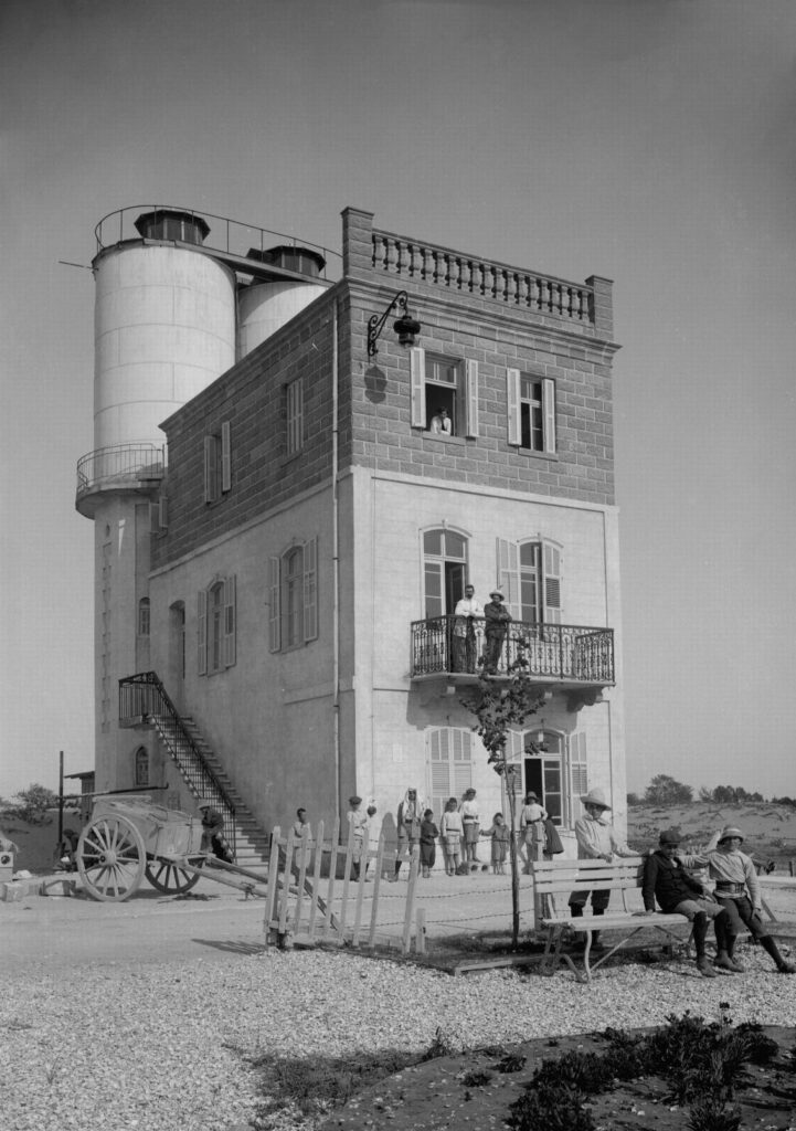 מגדל המים הראשון ובית ועד תל-אביב בשד' רוטשילד פינת נחלת בנימין - סוסקין אברהם