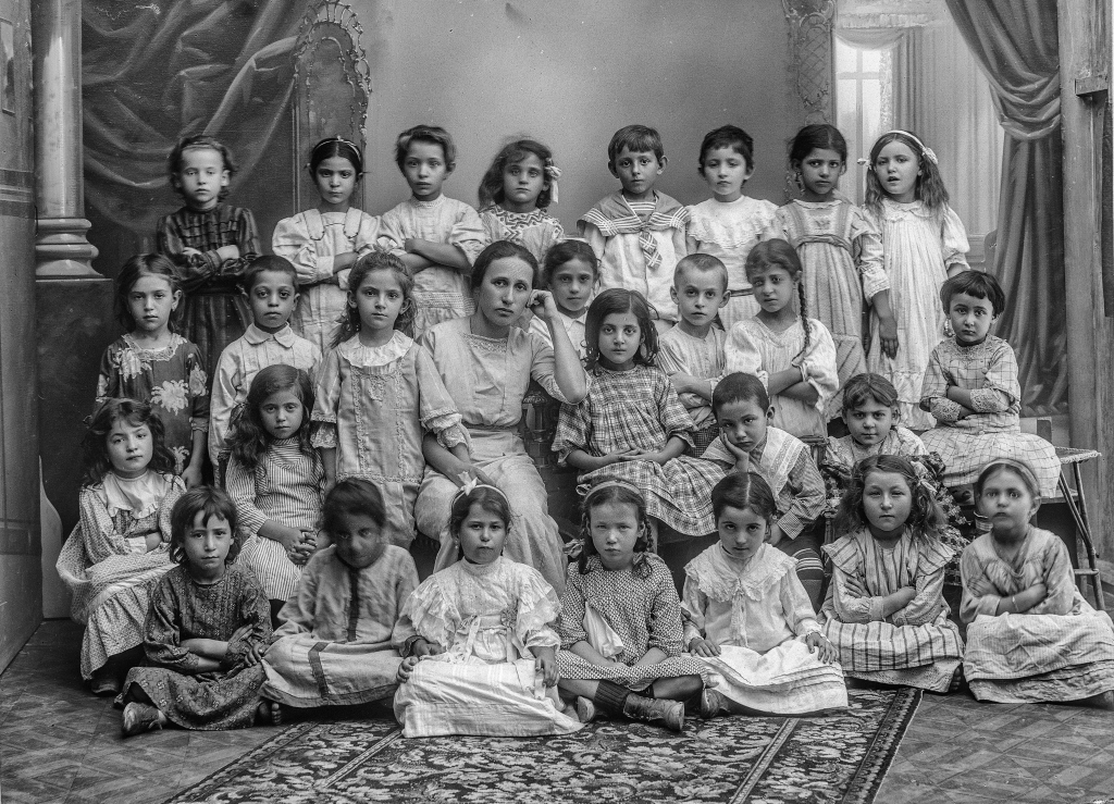 המורה אפשטיין עם תלמידות בית הספר לבנות - סוסקין אברהם