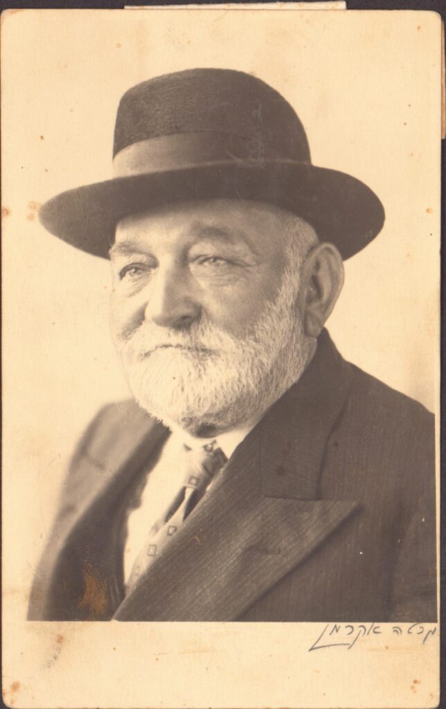 יוסף יוספזון בחליפה ומגבעת - אקרמן גרטה