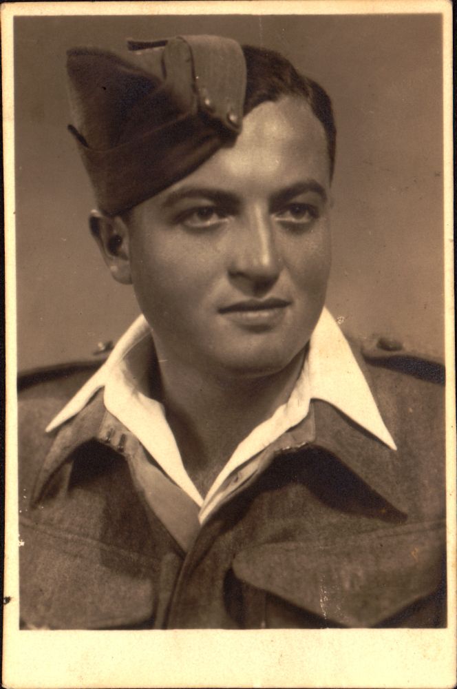 אליעזר רפאלוביץ עם כובע - אקרמן גרטה