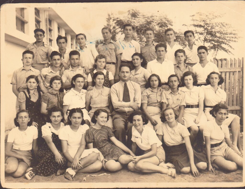 אפרת אפרתי-מנהיימר בתמונת מחזור עם בני כיתתה והמורה בגימנסיה אחד העם בפתח תקוה - אקרמן גרטה