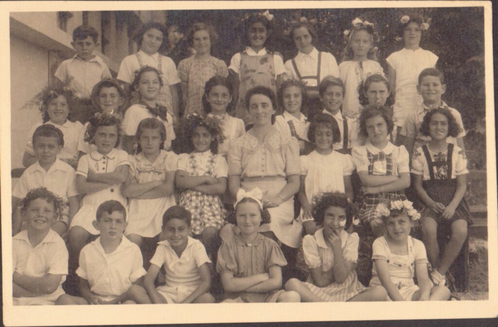 תמונת מחזור גימנסיה אחד העם. כיתה ג' המורה מחנכת חנני - אקרמן גרטה