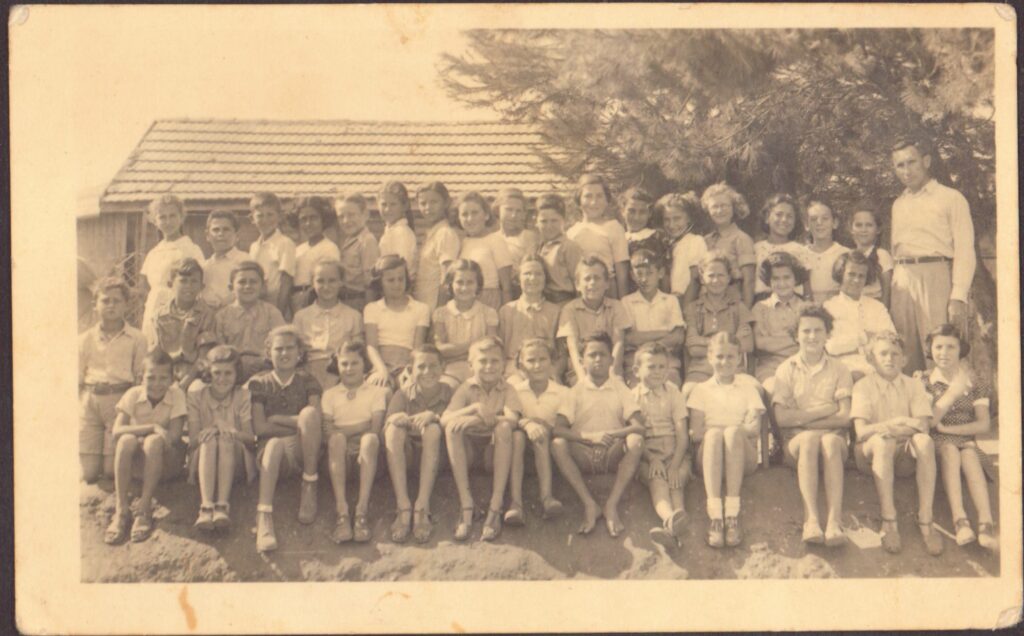 כיתת ילדים בתמונת מחזור, בית ספר הס בפתח תקוה, ילדי עובדים - אקרמן גרטה