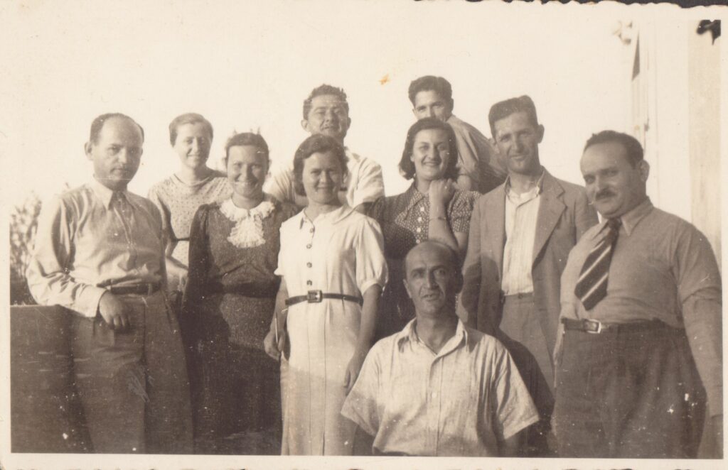 דוד מרקוס, אלעזר ראב, אסתר ראב, ?, עזרא איכלוב, כהן נחום. החקלאי יוני 1939. תצלום קבוצתי, צולם בבית האיכר - אקרמן גרטה