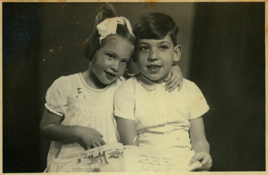 אורי ליפשיץ בן 7 ואחותו יעל בת 4 - אקרמן גרטה