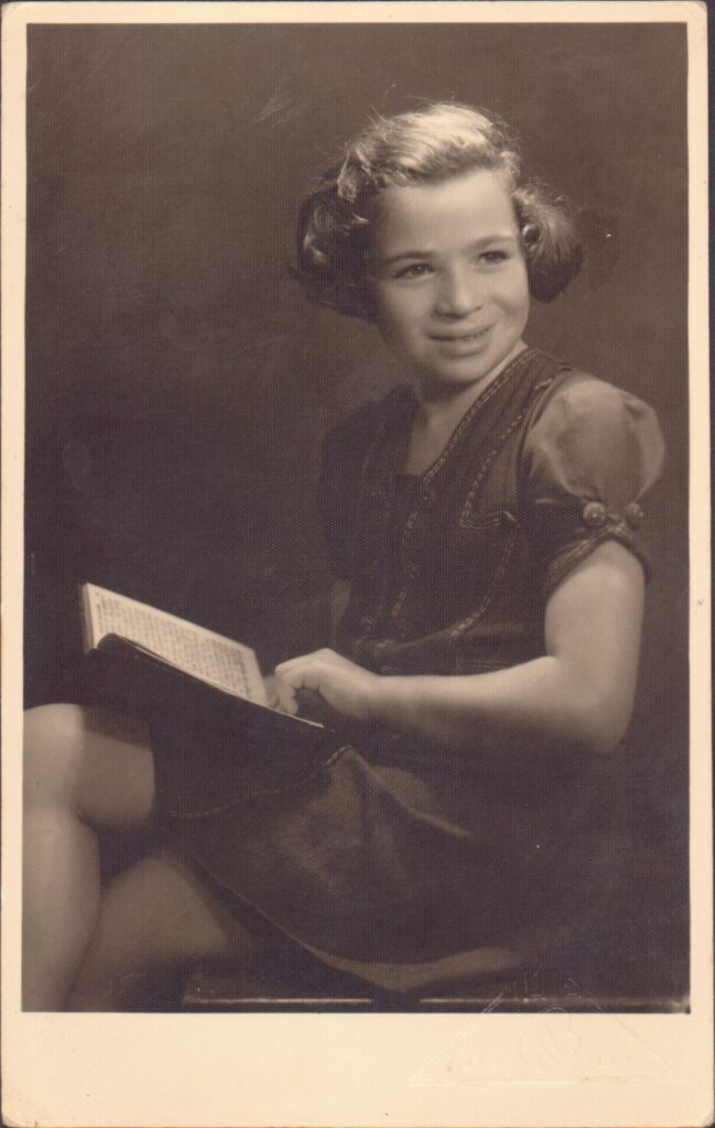 הילדה מאשה יסקין קוראת ספר - אקרמן גרטה