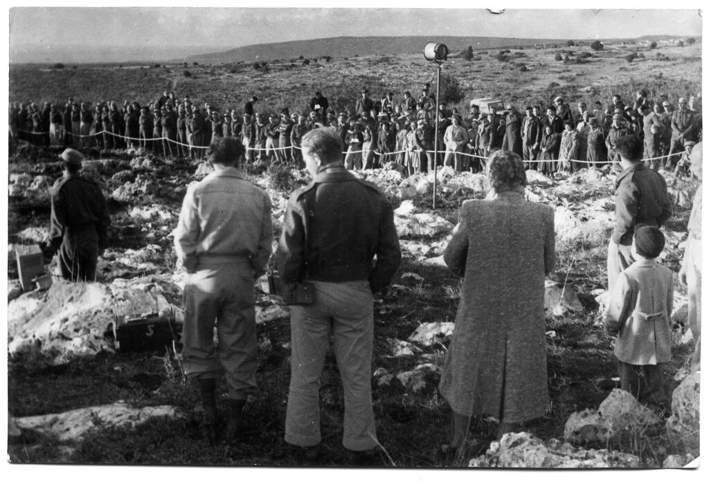 קרובים של הקורבנות דאשתקד בזמן האזכרה ביחיעם - האוסדורף עליזה