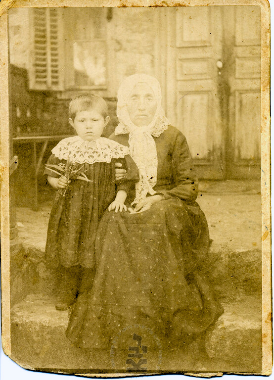 רחל הרשנזון עם נכדתה פנינה קליינר - רפאלוביץ ישעיהו