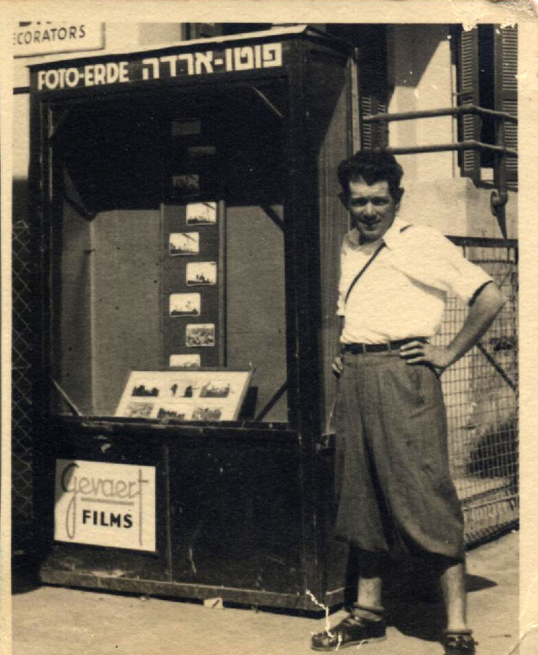 הצלם אפרים ארדה בחזית הסטודיו - ארדה אפרים