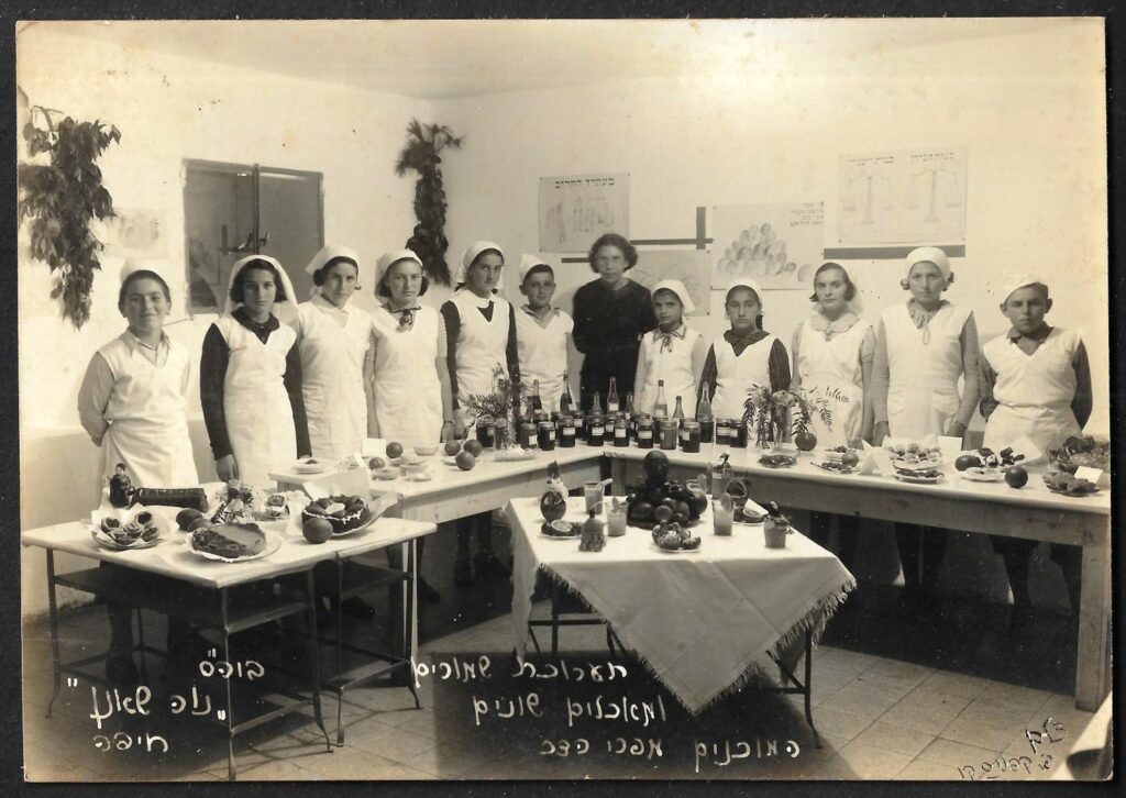 תערוכת שימורים ומאכלים שונים המוכנים מפרי הדר - קפלנסקי משה ופייבל - פוטו פלסטיקה