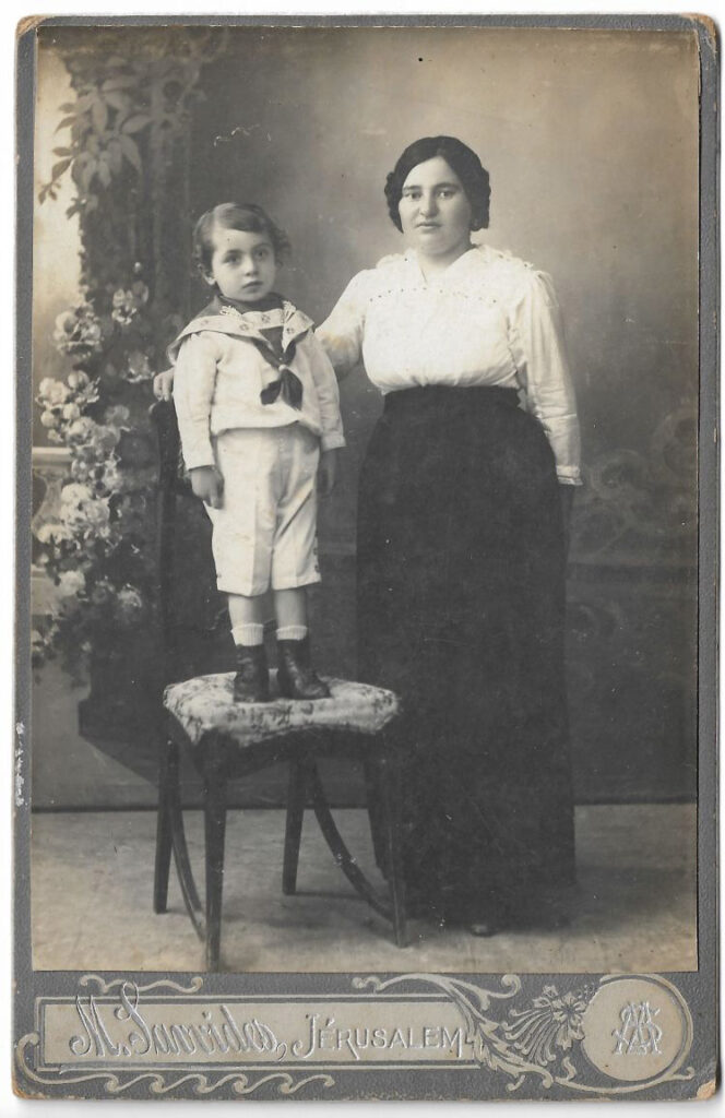 אישה וילד בצילום סטודיו - סאווידס מיליטיאד