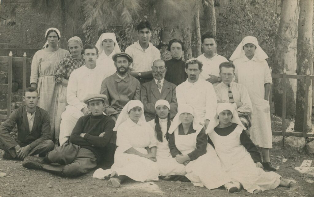 קבוצת אנשים - קרפ רבקה