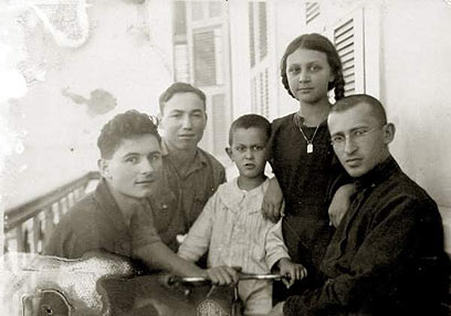 יוסף (מצד שמאל), עת עבד עם אברהם סוסקין, על מרפסת ביתו של סוסקין - עירוני יוסף