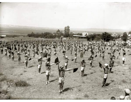 תרגילי איתות דגלים במגרש כפר ילדים בהדרכת המורה בן-דב - עירוני יוסף