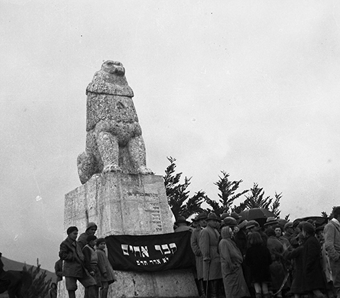 אנדרטת האריה השואג, טקס הסרת הלוט מעל פסלו של מלניקוב לזכר הרוגי תל חי, 22.2.1934 - אורון צבי