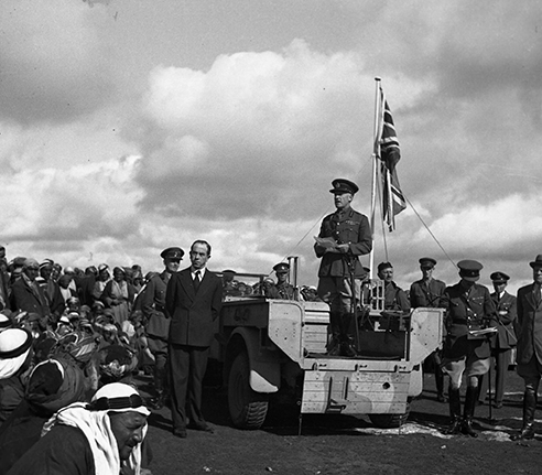 מפקד הצבא הבריטי במחוז חברון, בפגישה עם שייחים ערביים בכפר יאטא במטרה לערוך  הסדרים להפסקת הטרור במחוז - אורון צבי