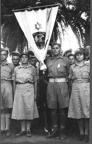 ראשון – לציון. חגיגות יובל ה-60. חיילות וחיילים עם דגל המושבה - דינר לזר