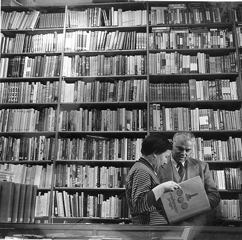 תל – אביב בת – 50 , אחד מבתי מסחר לספרים הגדולים בעיר - גרוס פאול