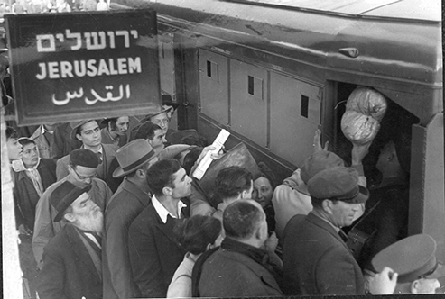 המדינה- מכונית "אגד" משוריינת נוסעת מירושלים לתל אביב. הנסיעה היא הרפתקה מסוכנת בימים אלה - דינר לזר