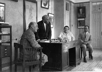 ביקורו של סר ג'ון הופ – סימפסון בלשכת ראש העיר מאיר דיזנגוף - אורון צבי