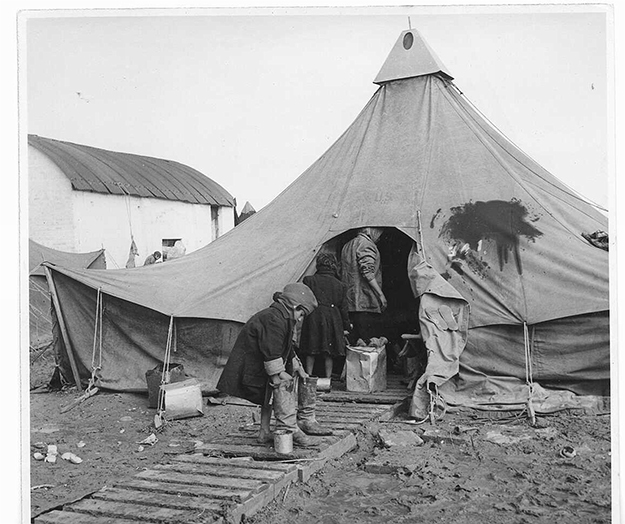 עולים ליד האוהל שלהם,בקור והבוץ של המעברה - קומרינר אריך