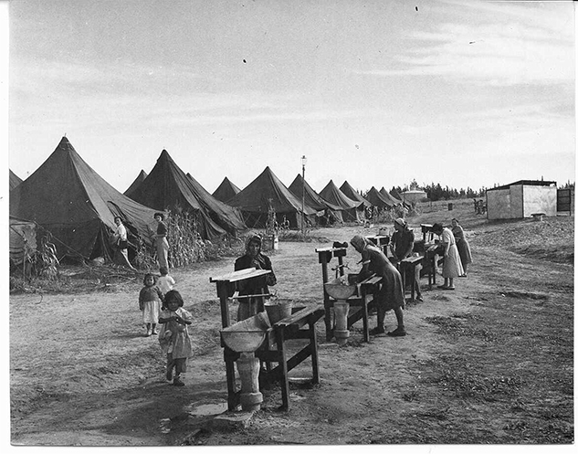 העלייה מתימן- עולות ליד הברזים במעברת אוהלים - קומרינר אריך