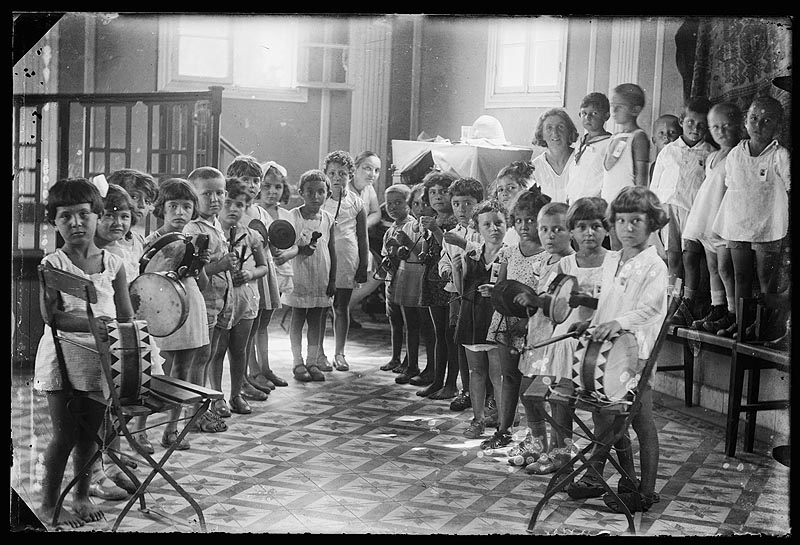 גן המושבה של מרים ברוקסון בהופעה באולם בית המועצה - קולודני סוניה