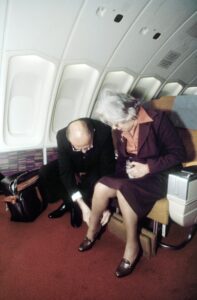 ראש הממשלה מנחם בגין ורעייתו עליזה בעת טיסה לארצות-הברית