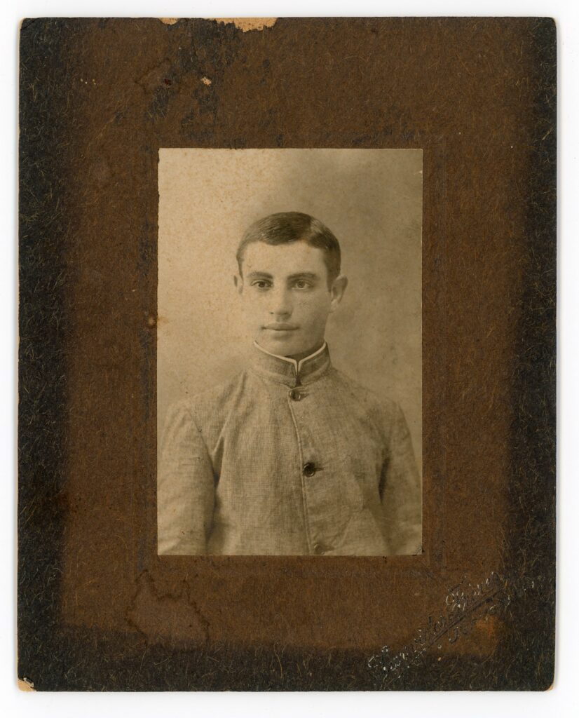 צילום סטודיו של נער - סאווידס מיליטיאד