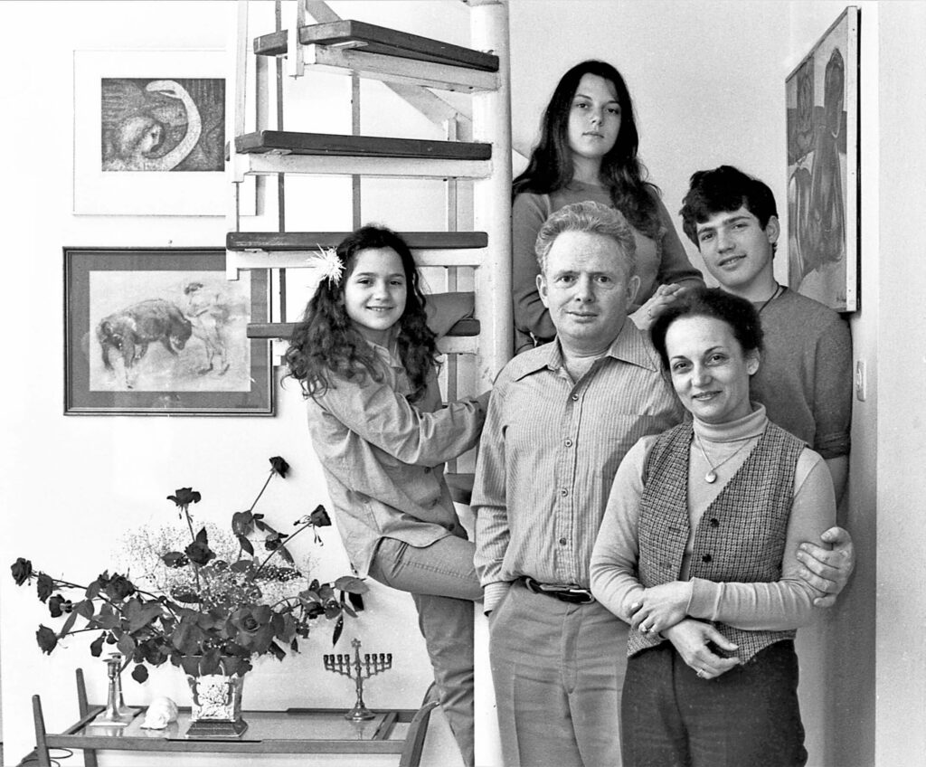 משפחת לפיד בביתם - רוזן יעל