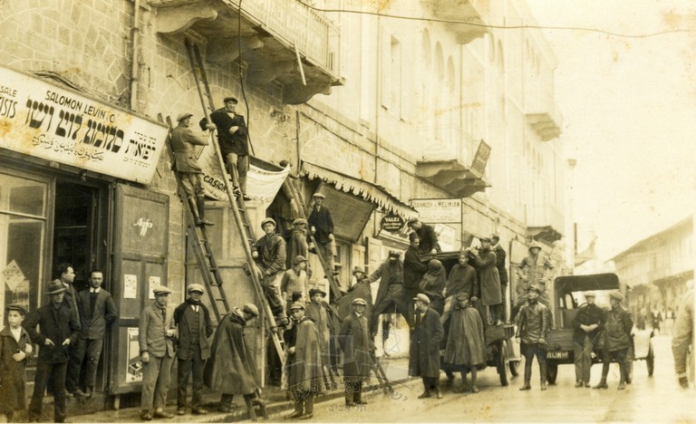 התקנת קווי טלפון ברחוב בוסטרוס ביפו - גרוס ראובן