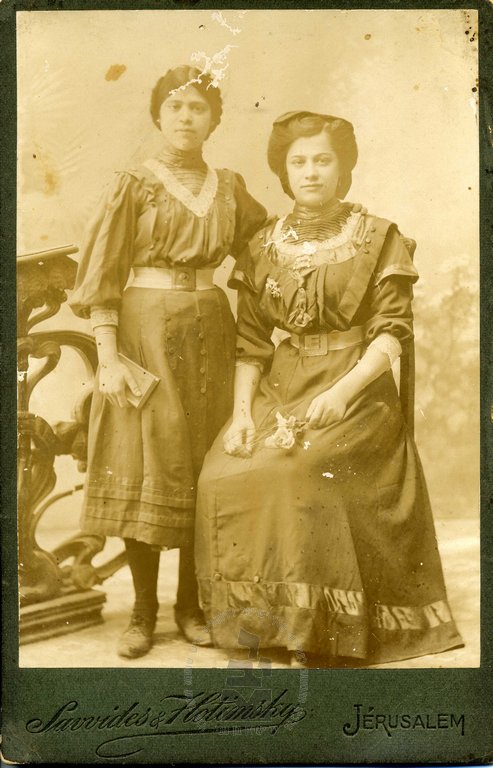 אסתר קמחי (משמאל) בוגרת בצלאל עם חברה - חוטימסקי יעקב