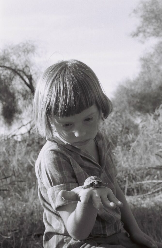 ילדה עם צב - רביב ברוך