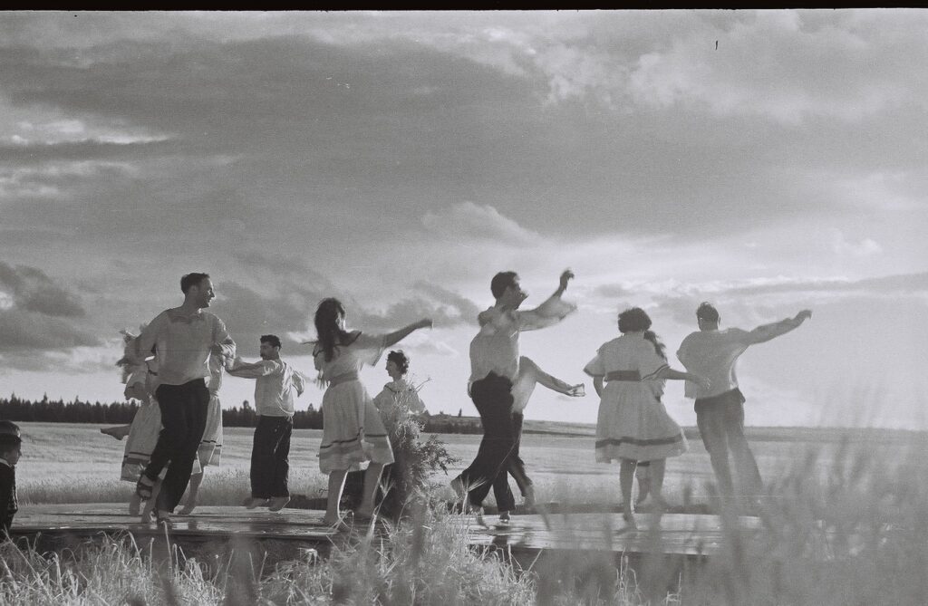 נחל עוז- רקדנים בשדה - רביב ברוך