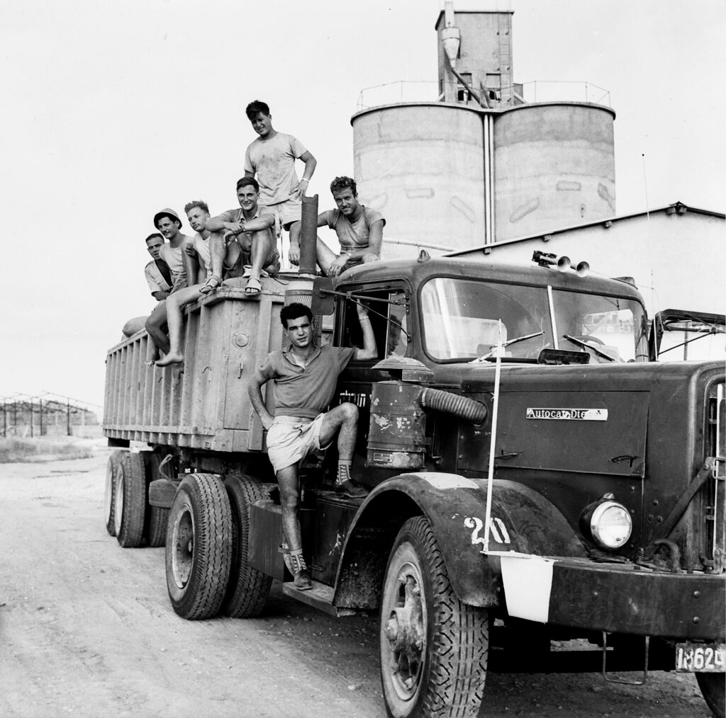 כך היינו- מנוחת מעמיסי השקים - רביב ברוך