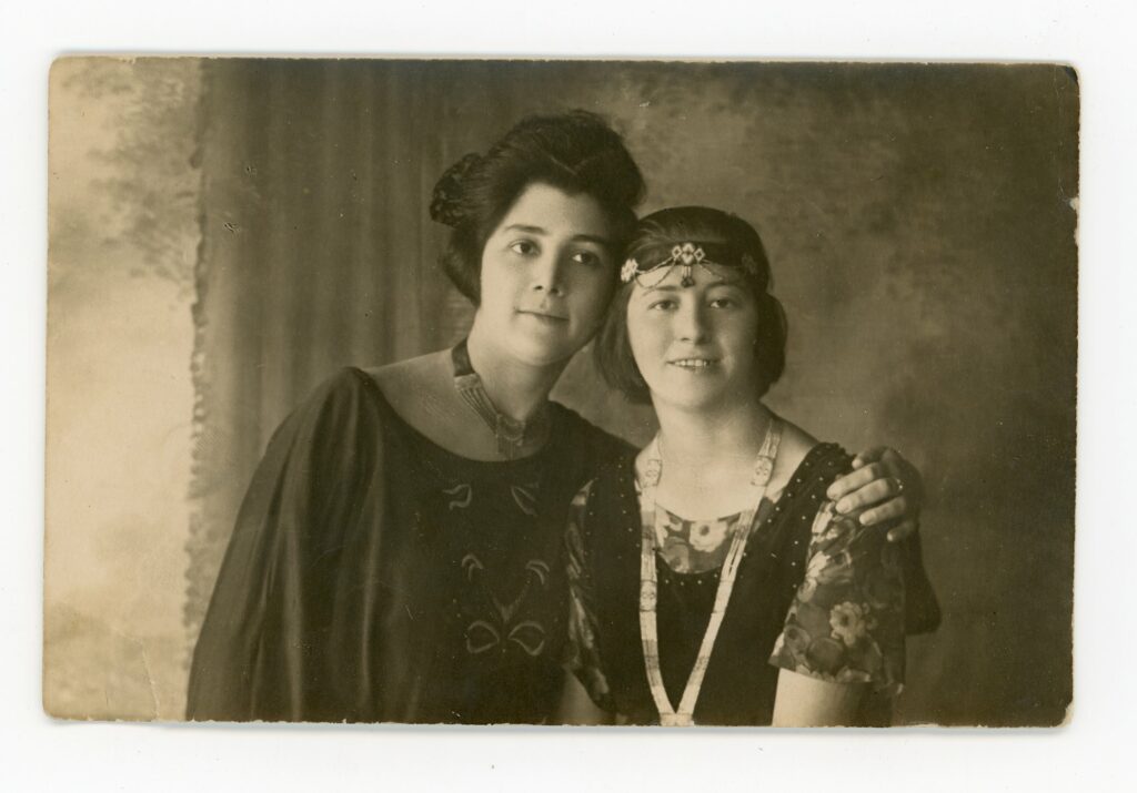 צילום סטדיו של זוג נשים - כץ לאון