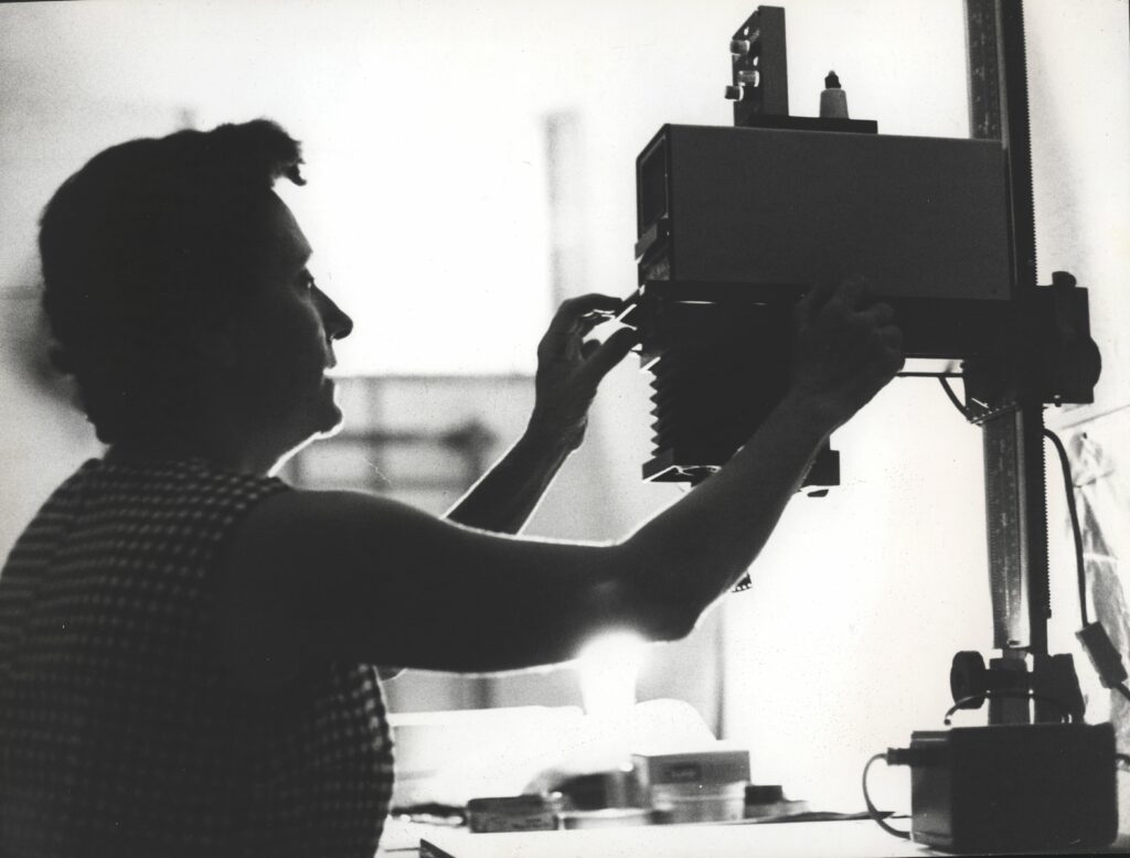 באדיבות המשפחה, ציפור כרמי במעבדת הצילום, 1980 לערך.