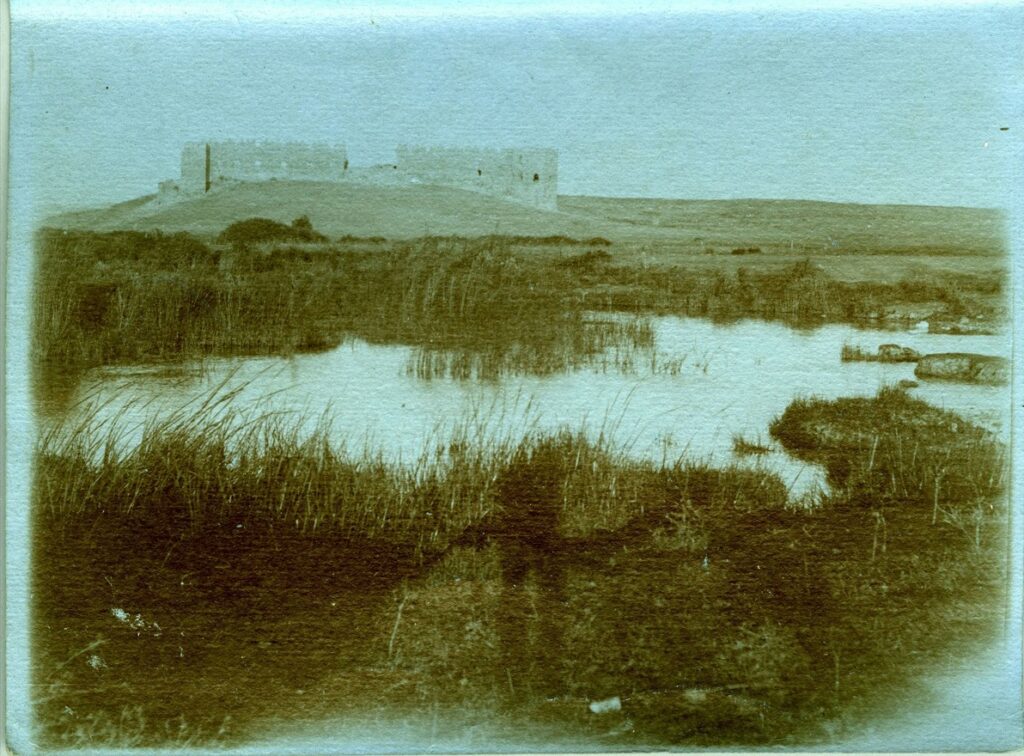 צל הצלם, מבצר אנטיפטרוס, אוסף פרטי.