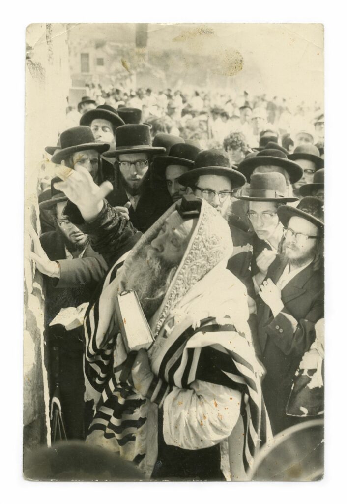 האדמו"ר מצאנז-קלויזנבורג, רבי יקותיאל יהודה הלברשטאם בתפילה ליד הכותל המערבי - וייס קלמן