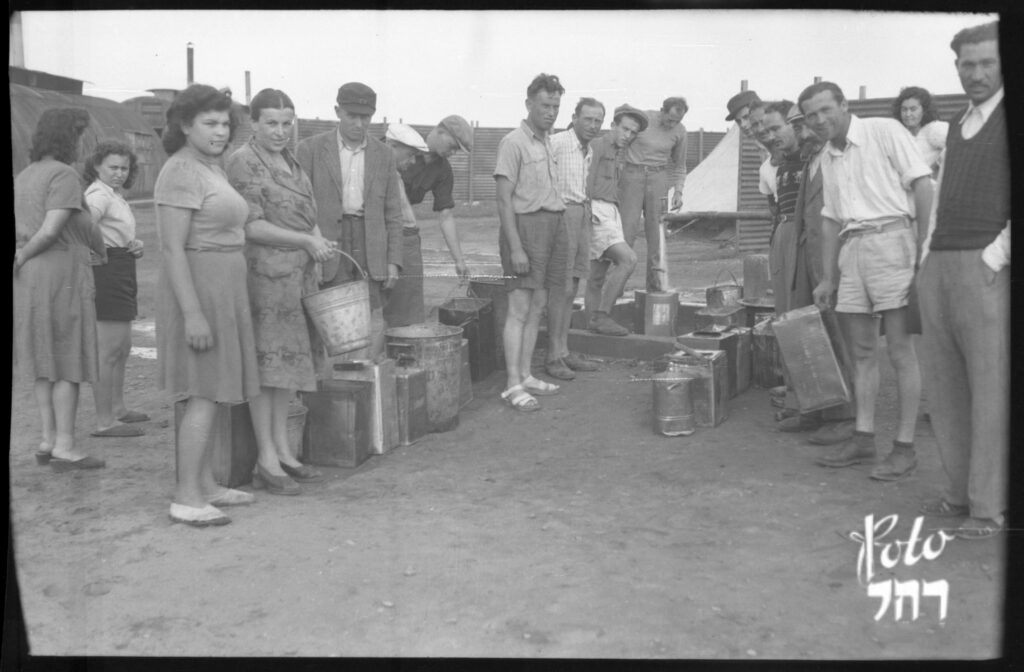 חלוקת מים במחנה - פישר רחל